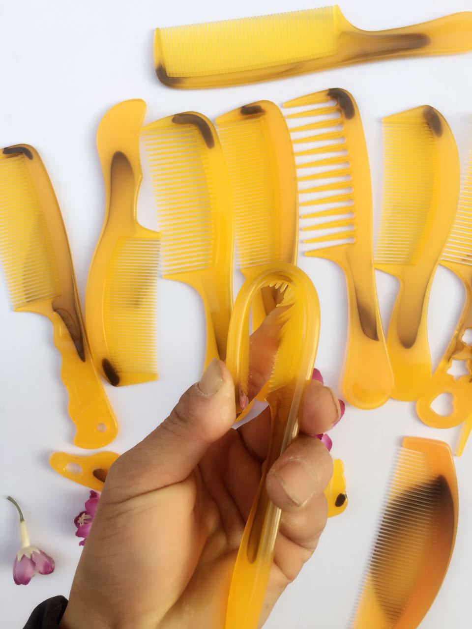 天然手工牛筋梳子折不断牛角梳礼品百货直发梳防静电中齿梳子批发