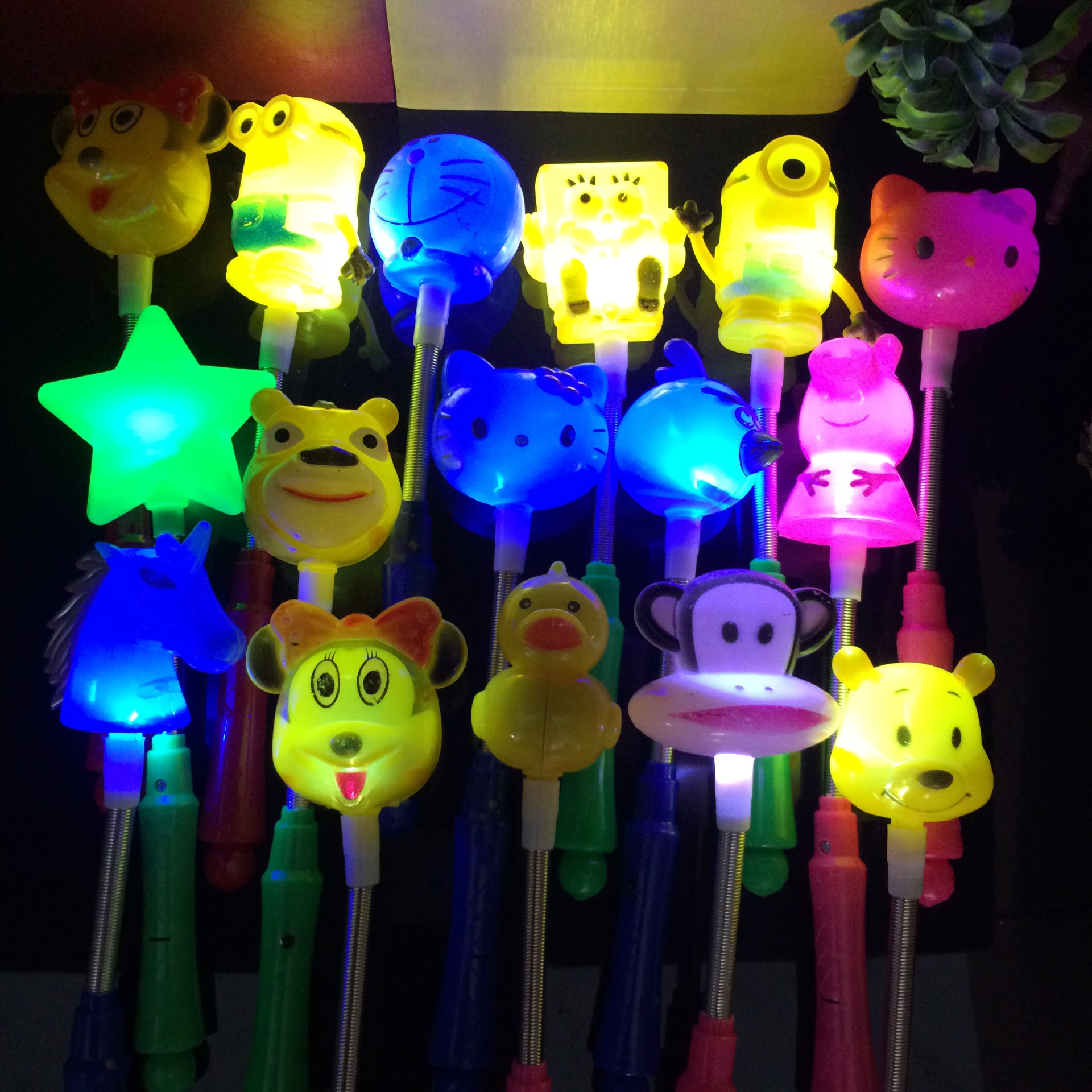 厂家批发 多款弹簧闪光棒 卡通荧光棒 夜光棒 地摊热销发光玩具
