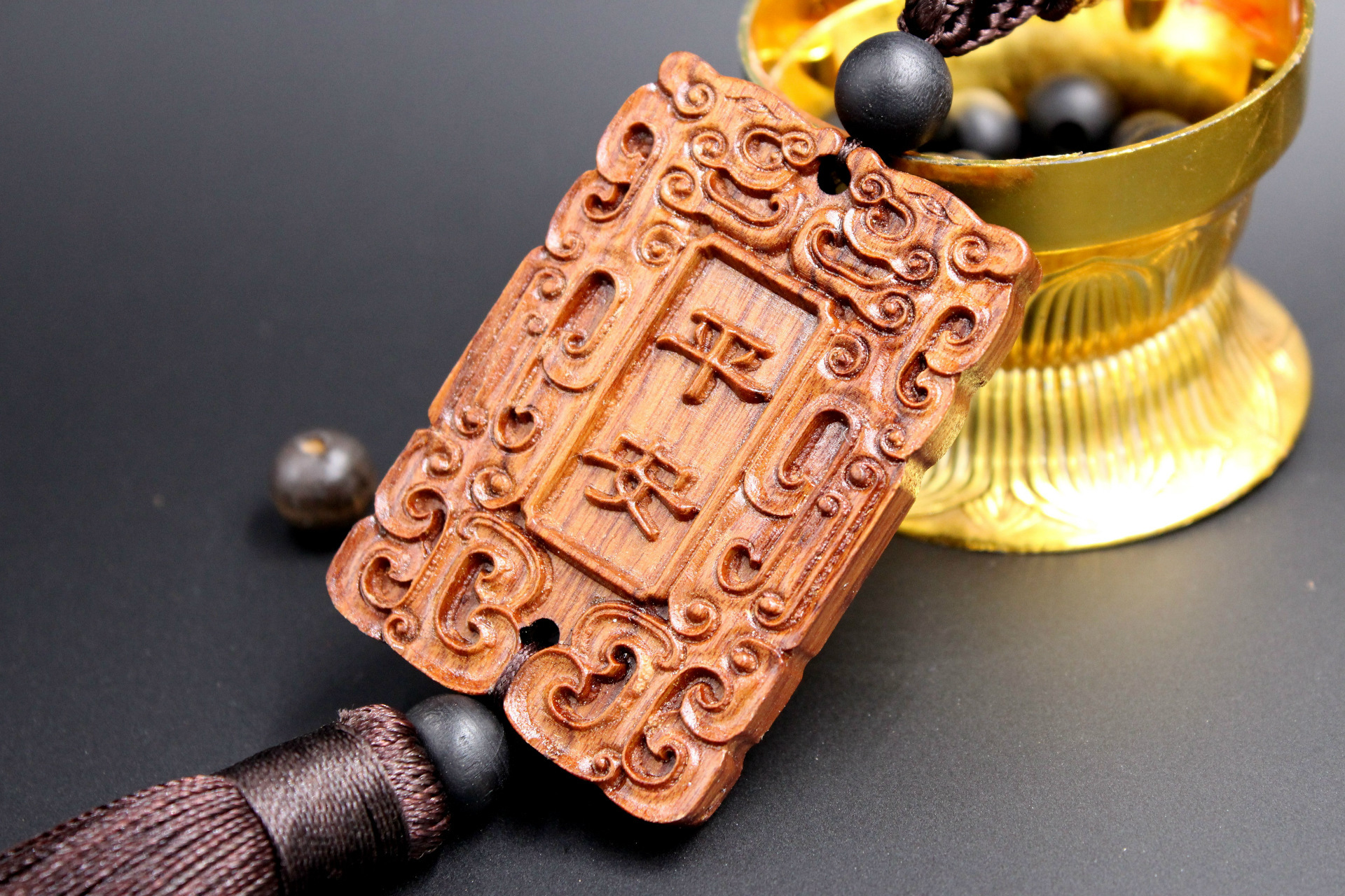 祥雕工艺品厂专业生产高档木质雕刻件,汽车挂件