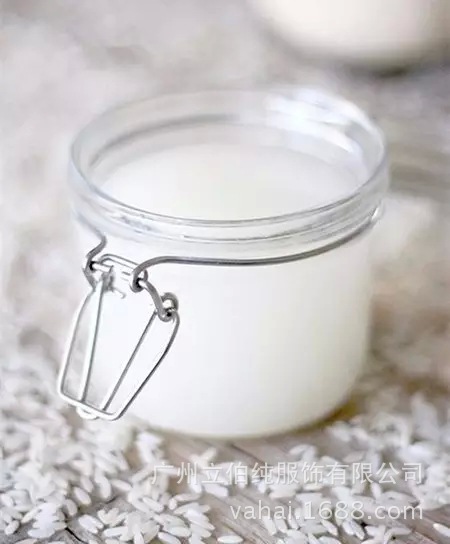 ▼ 淘米水  加热后的淘米水倒出来,将泛黄的衣服放到热淘米水中浸泡十