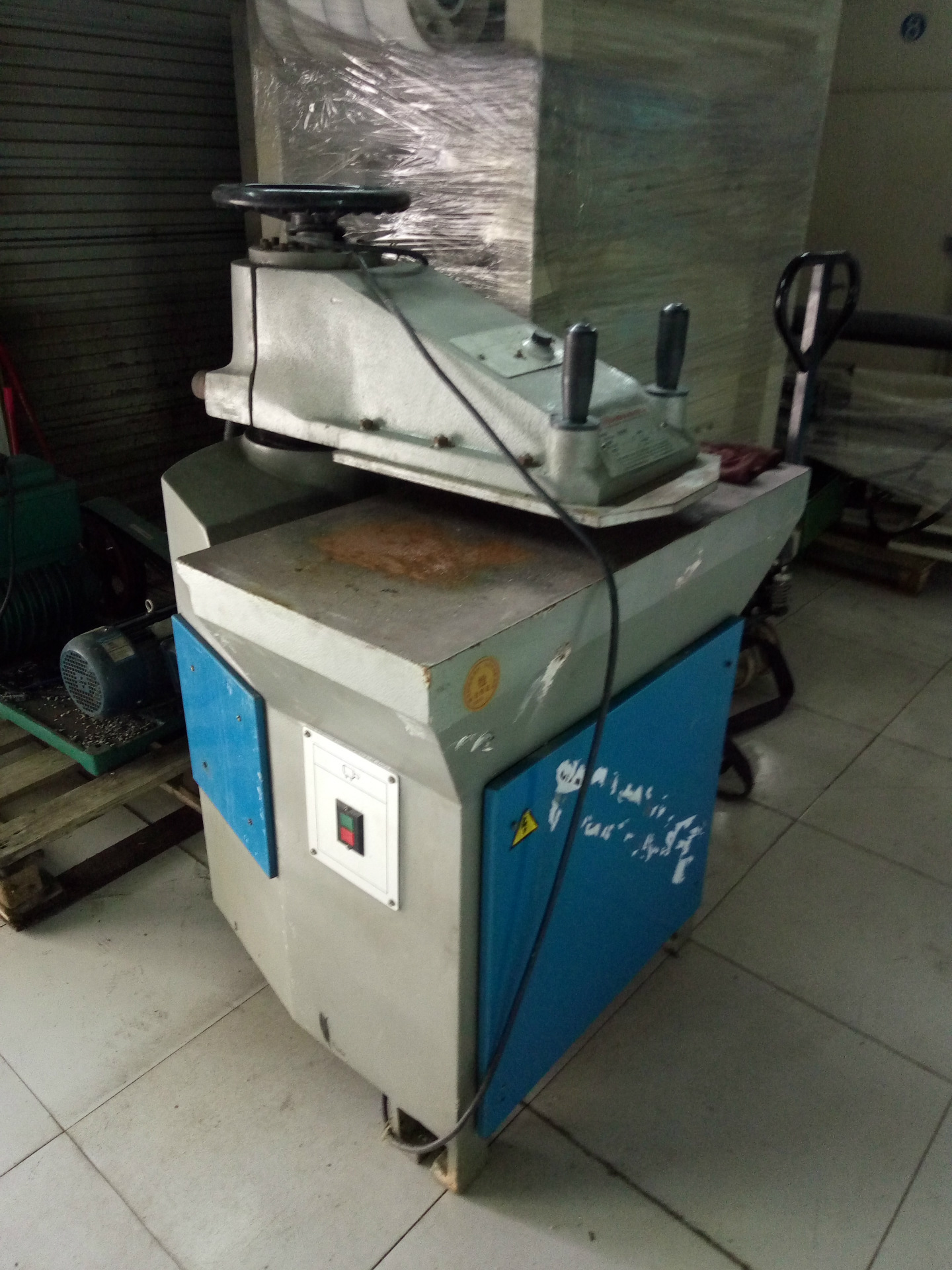 二手液压摇臂裁断机16t摆臂下料机啤机刀模冲床皮革裁