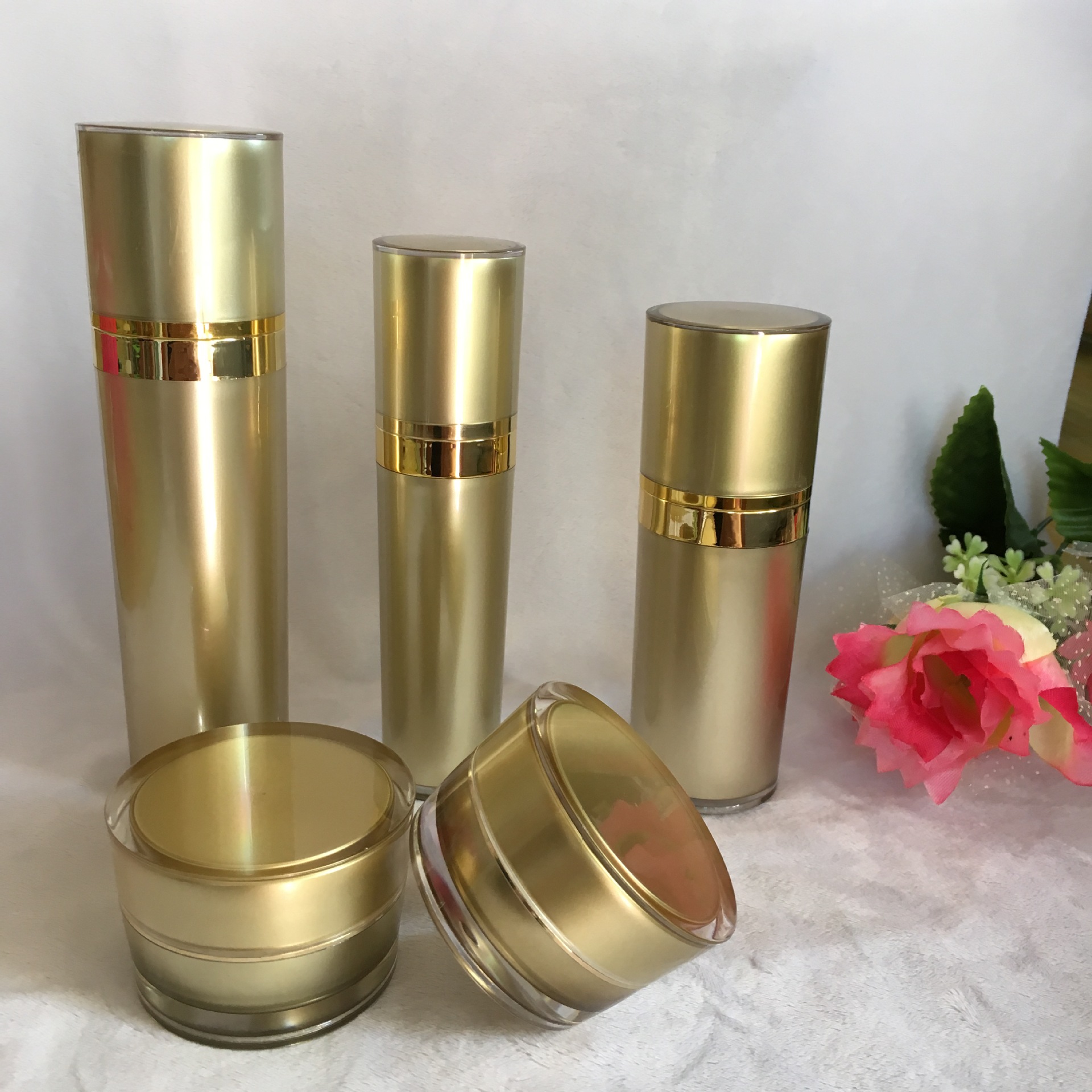 厂家供应 20g金色高档圆椎形化妆品膏霜瓶 亚克力瓶 试用装瓶