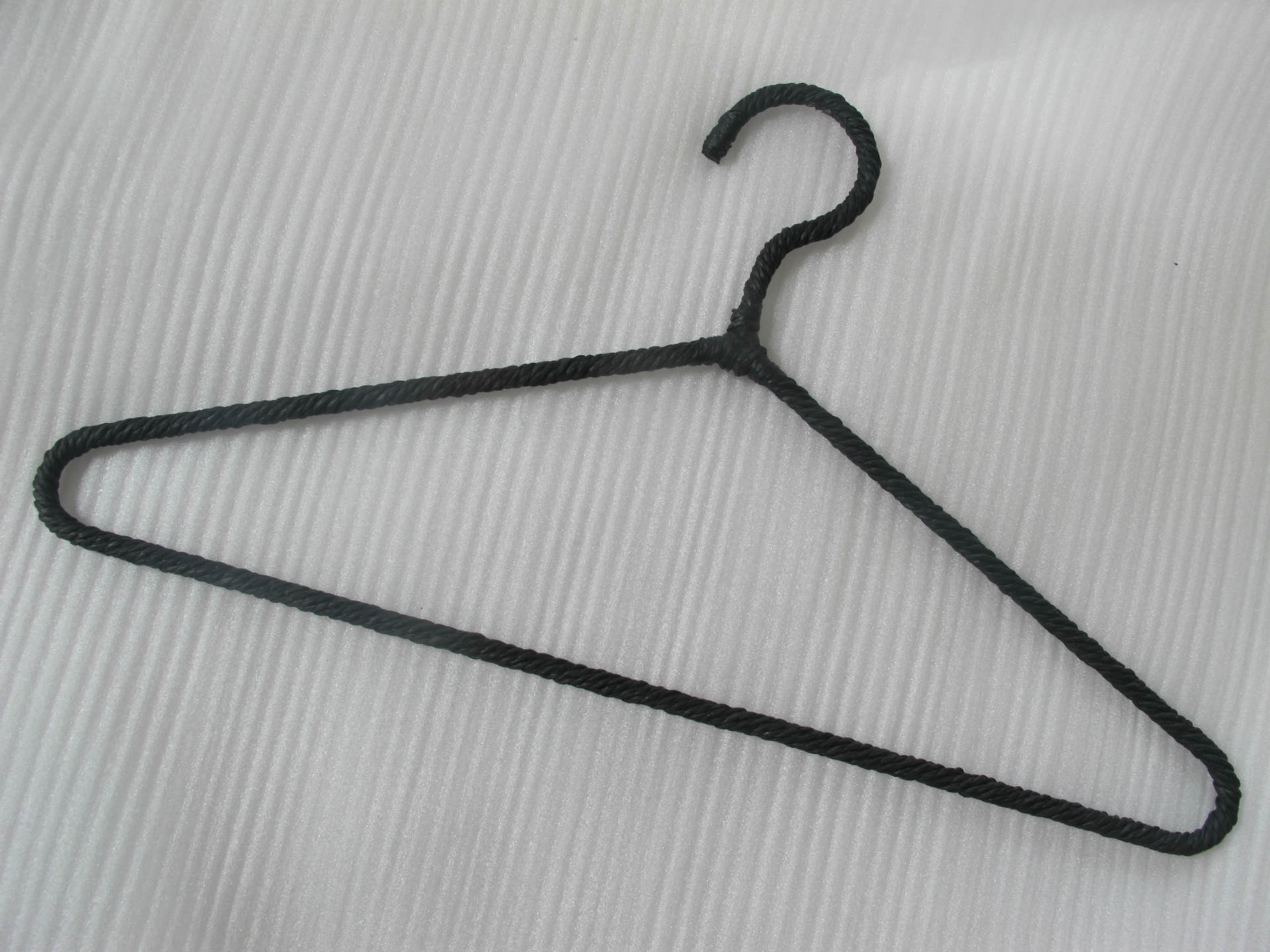 黑色纸绳三角形衣架 晾衣架子 简单实惠休闲衣架 服装店衣架批发