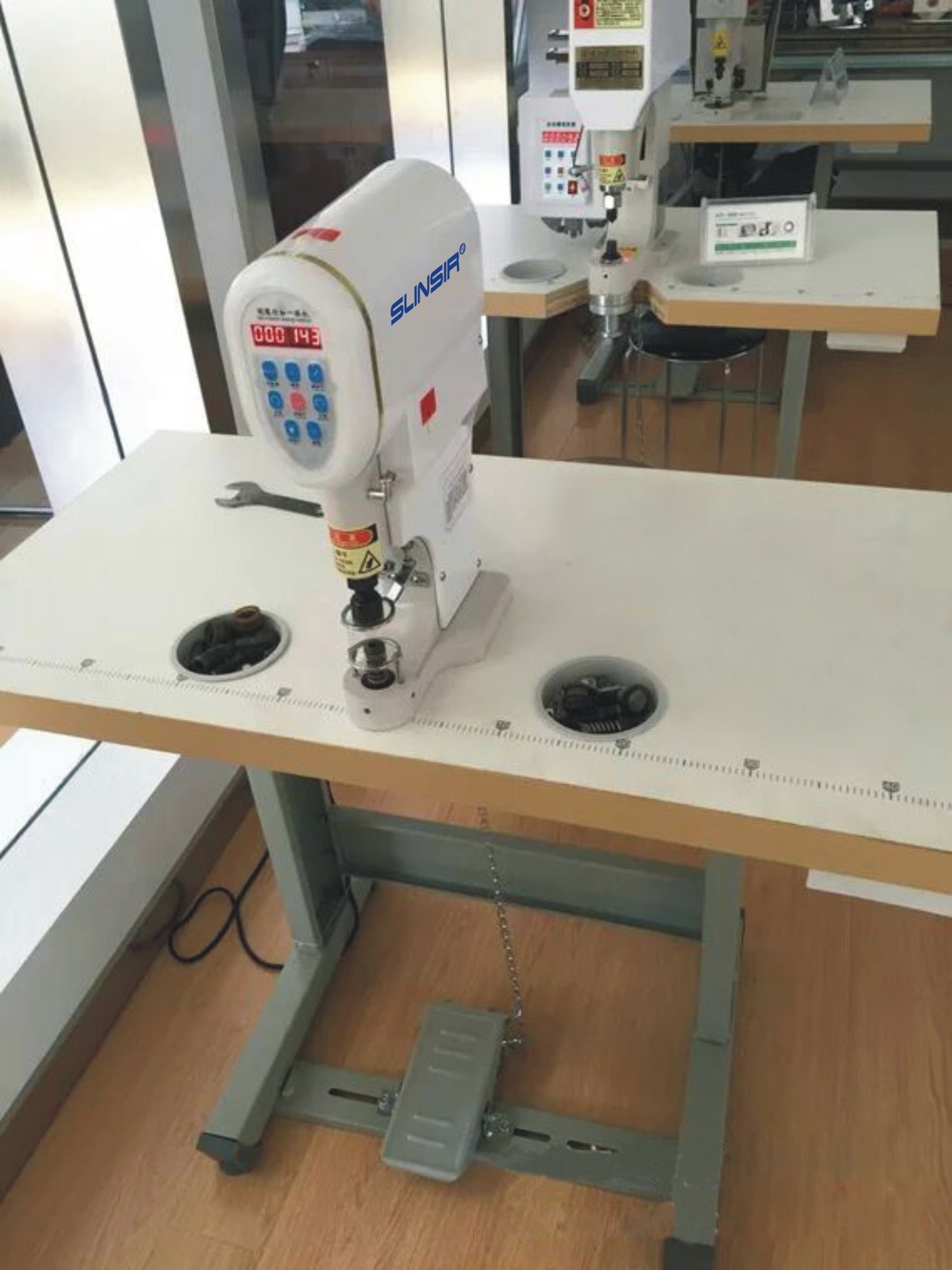 电脑打扣机_818打手敲扣机 电脑直驱打扣机 大白扣钉扣 - 阿里巴巴