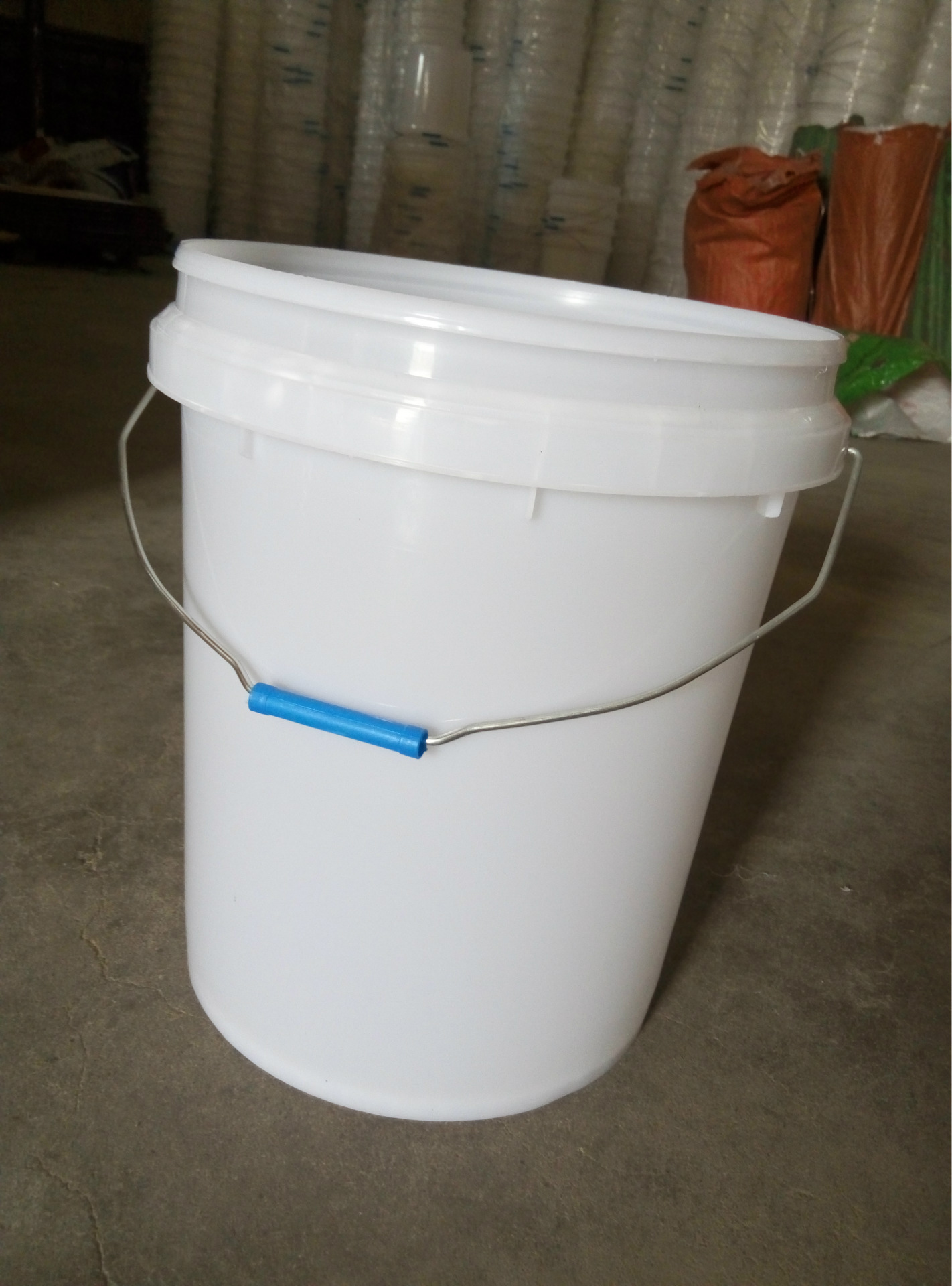 厂家生产18升涂料桶 18升乳胶桶 18升透明桶 塑料桶.