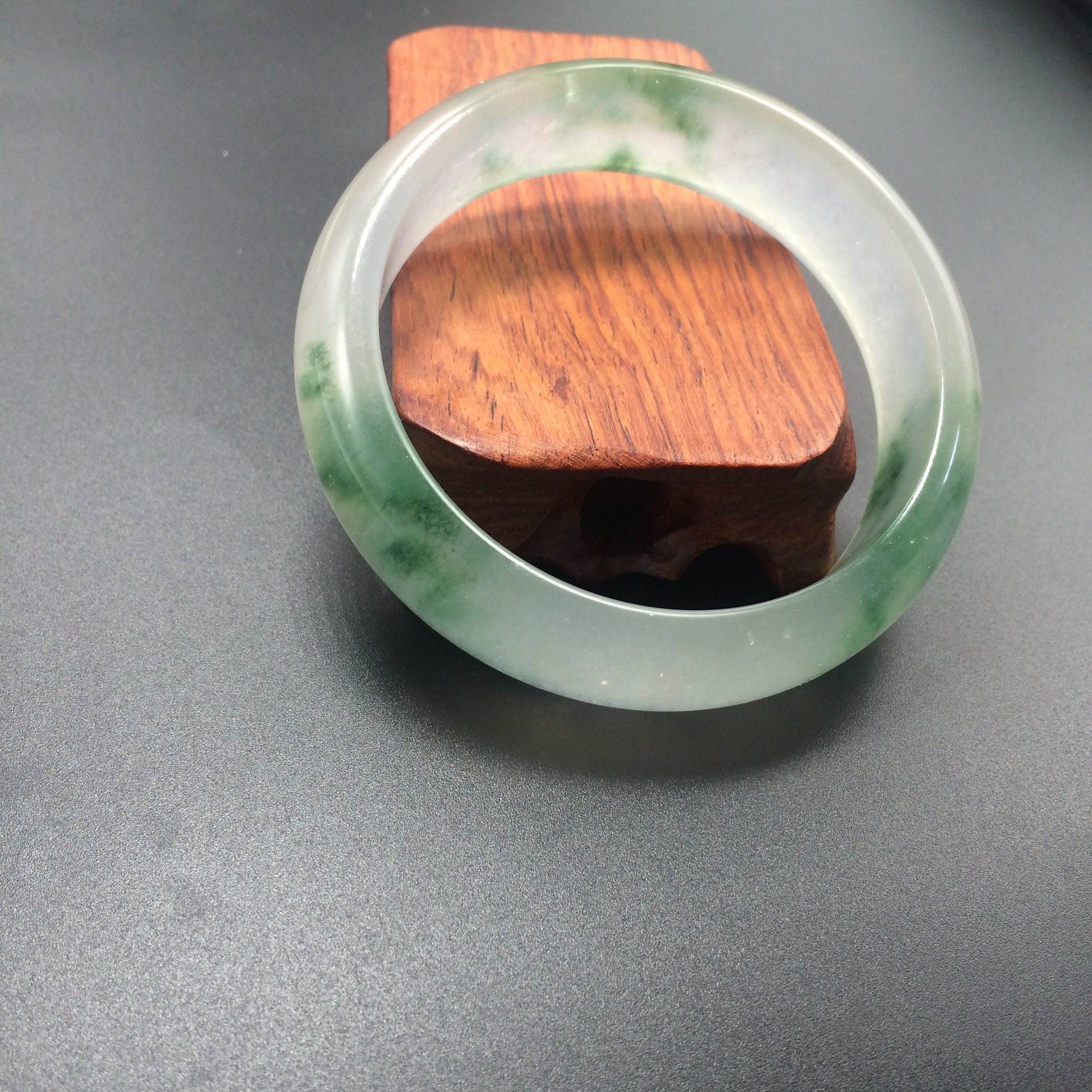 天然缅甸翡翠玉石手镯石英岩玉手镯淡灰绿色飘花玉手镯批发