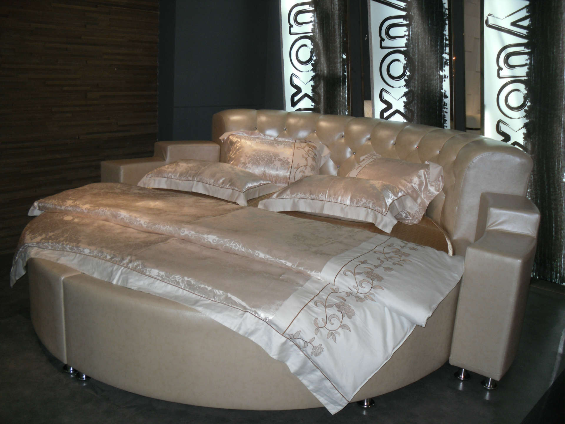 广东佛山厂家直销优质时尚圆床豪华酒店圆床恒温水床圆床一件代发