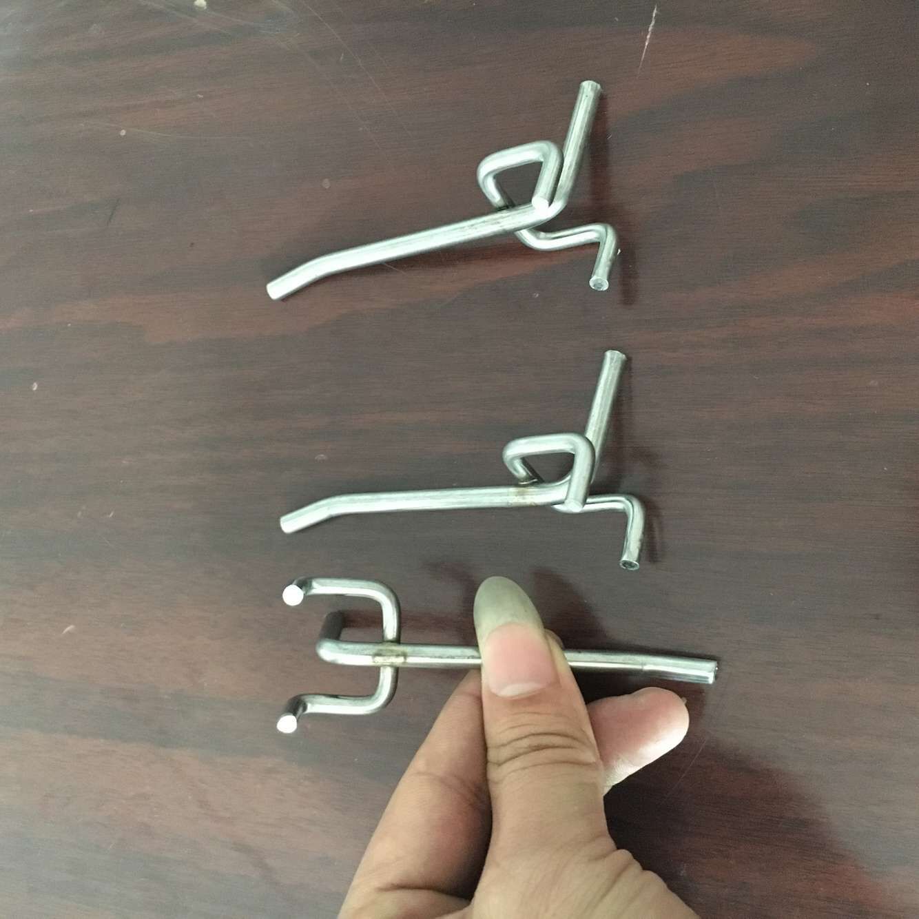 销售超市货架挂钩孔板钩双角钩饰品挂钩孔板钩三脚挂钩 洞洞板钩