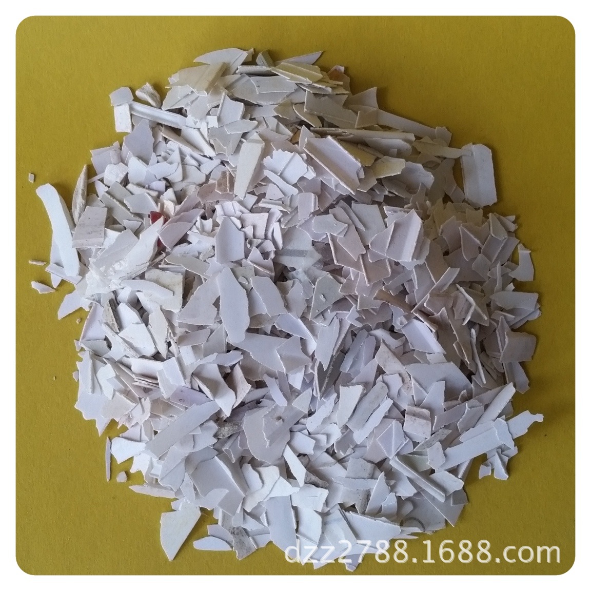现货供应硬pvc扣板破碎料 再生白色pvc塑钢粉碎料白色扣板破碎料