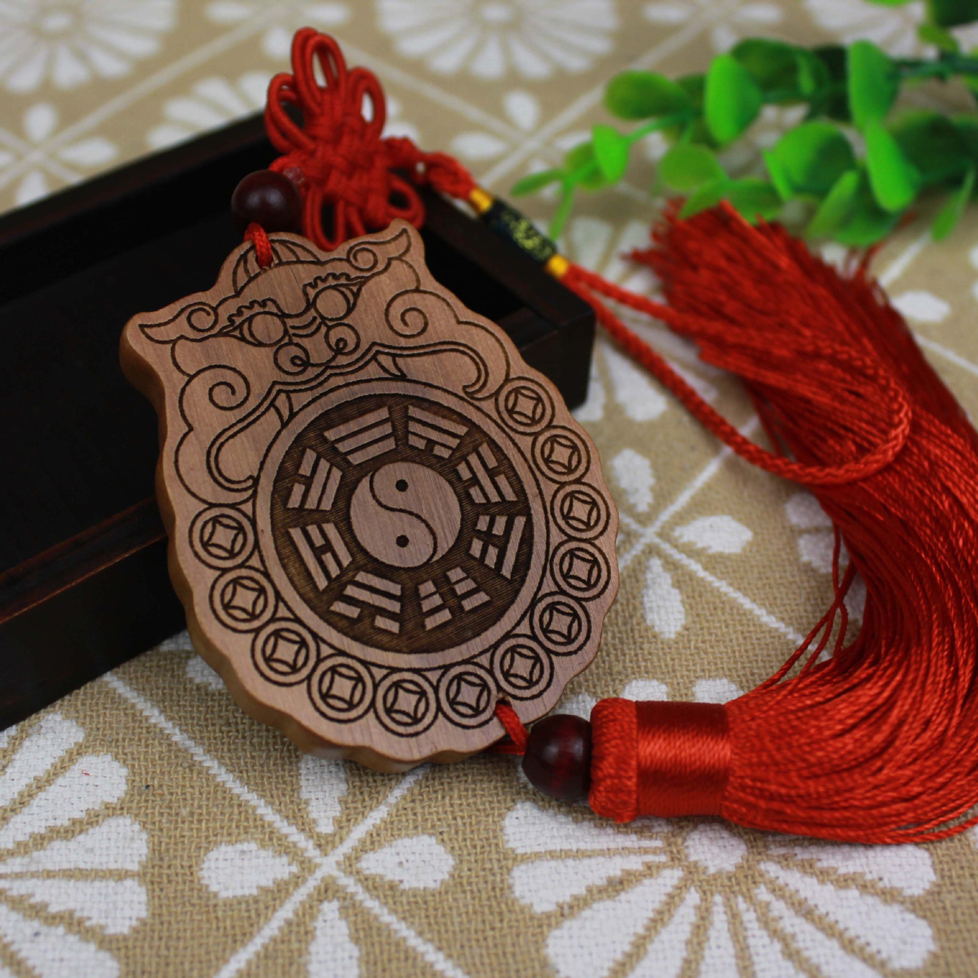 厂家货源 桃木木雕汽车挂件 八卦木牌汽车内饰用品 定制挂件