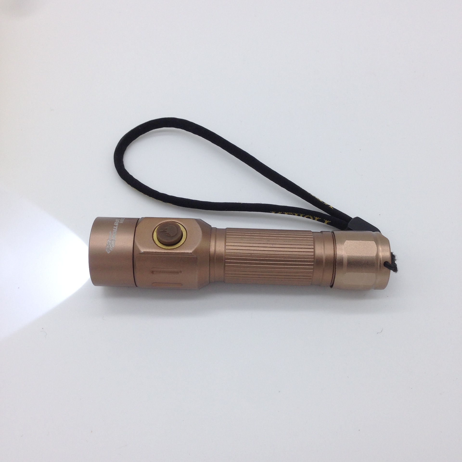 厂家直销 科虎r651led强光手电筒 户外探照旅行强光手电