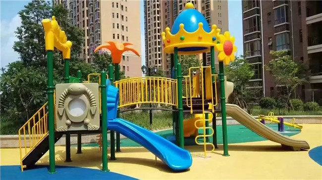 【汕尾海丰县】海悦名城小区订购的儿童组合滑梯和小区健身路径安装