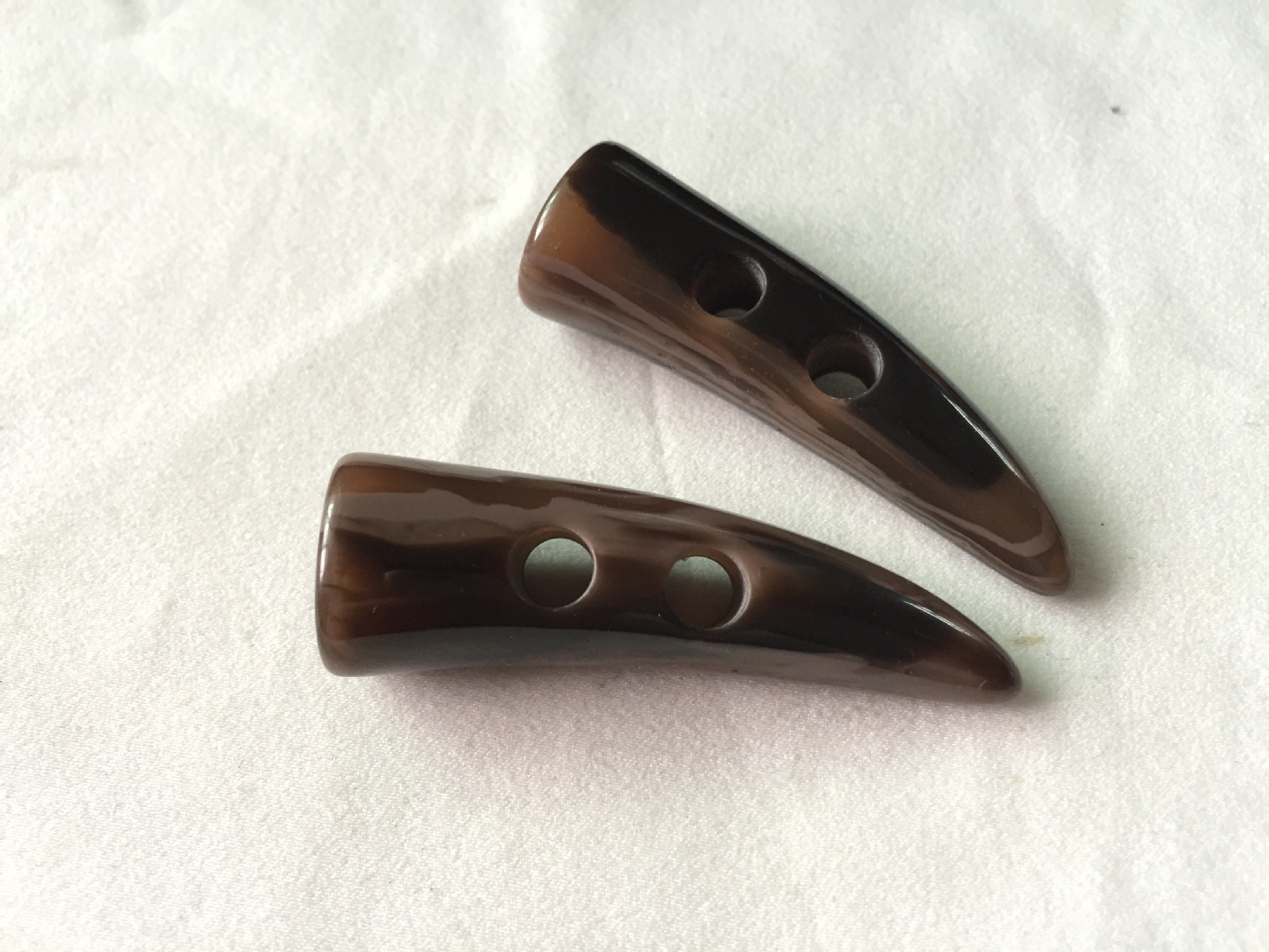 供应5厘米弯角双孔两孔咖啡色拉花条纹树脂牛角扣黑色
