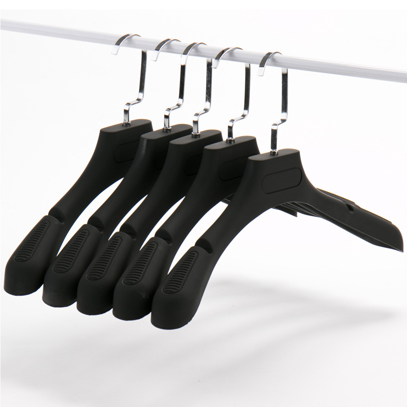 直供男士女士黑色防滑塑料手感漆衣架 优质橡塑服装酒店专用衣挂