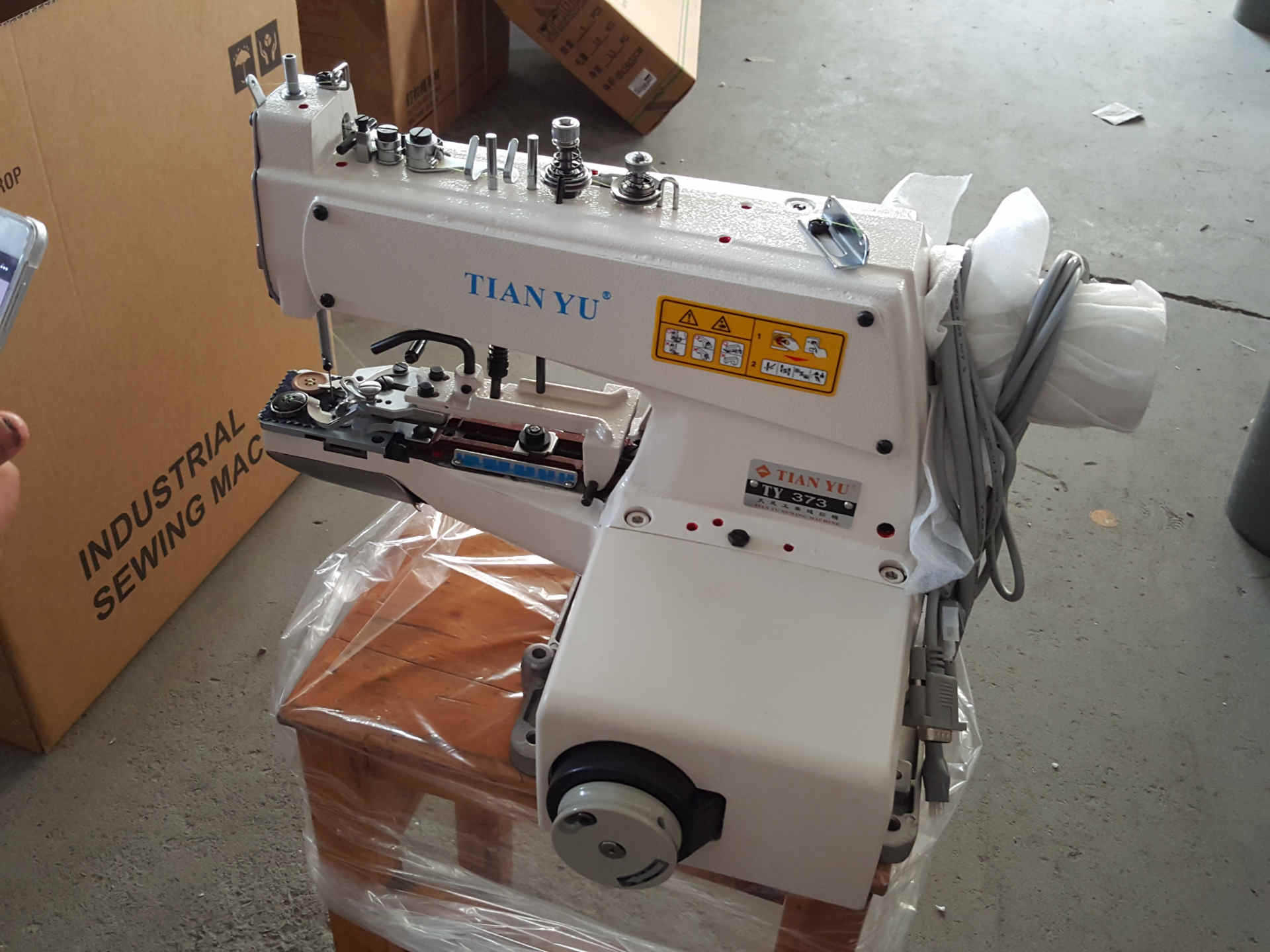 天昱牌373大平扣电脑直驱服装钉扣机配乐江电控缝纫机械设备