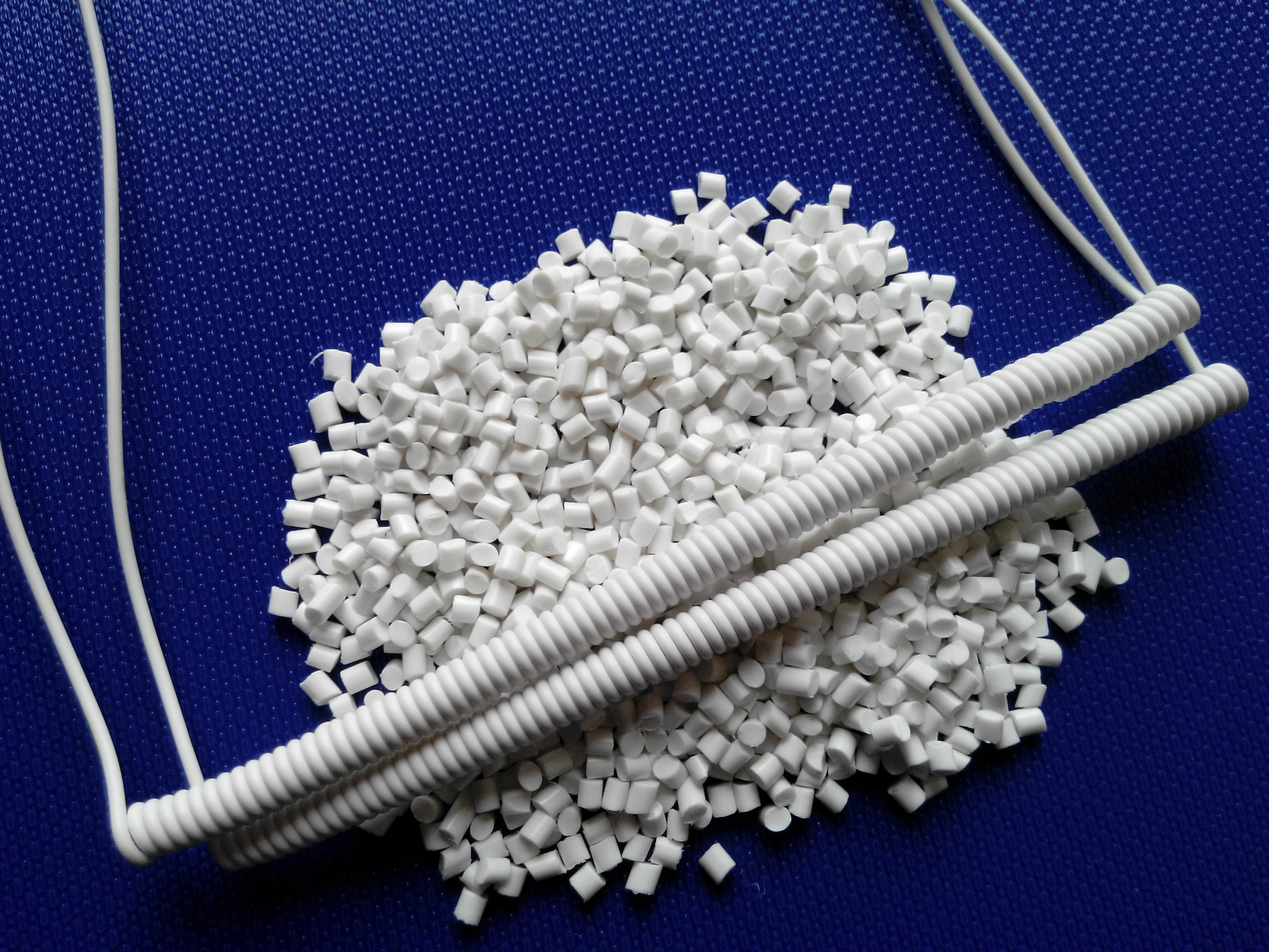 tpu 森港 白色雾面线材料90a 热塑性聚氨酯弹性体 黑色改性颗粒