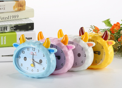 厂家直销创意卡通小动物时尚可爱小羊坐式闹钟儿童时尚家居摆饰