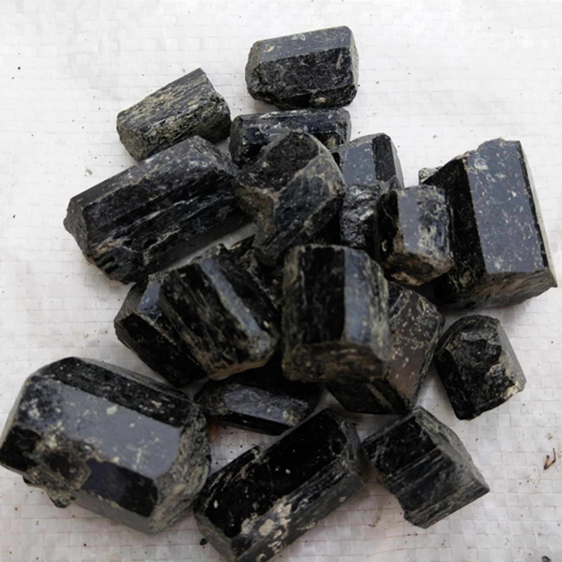 厂家直销电气石颗粒 晶体电气石 大颗粒电气石 量大优惠