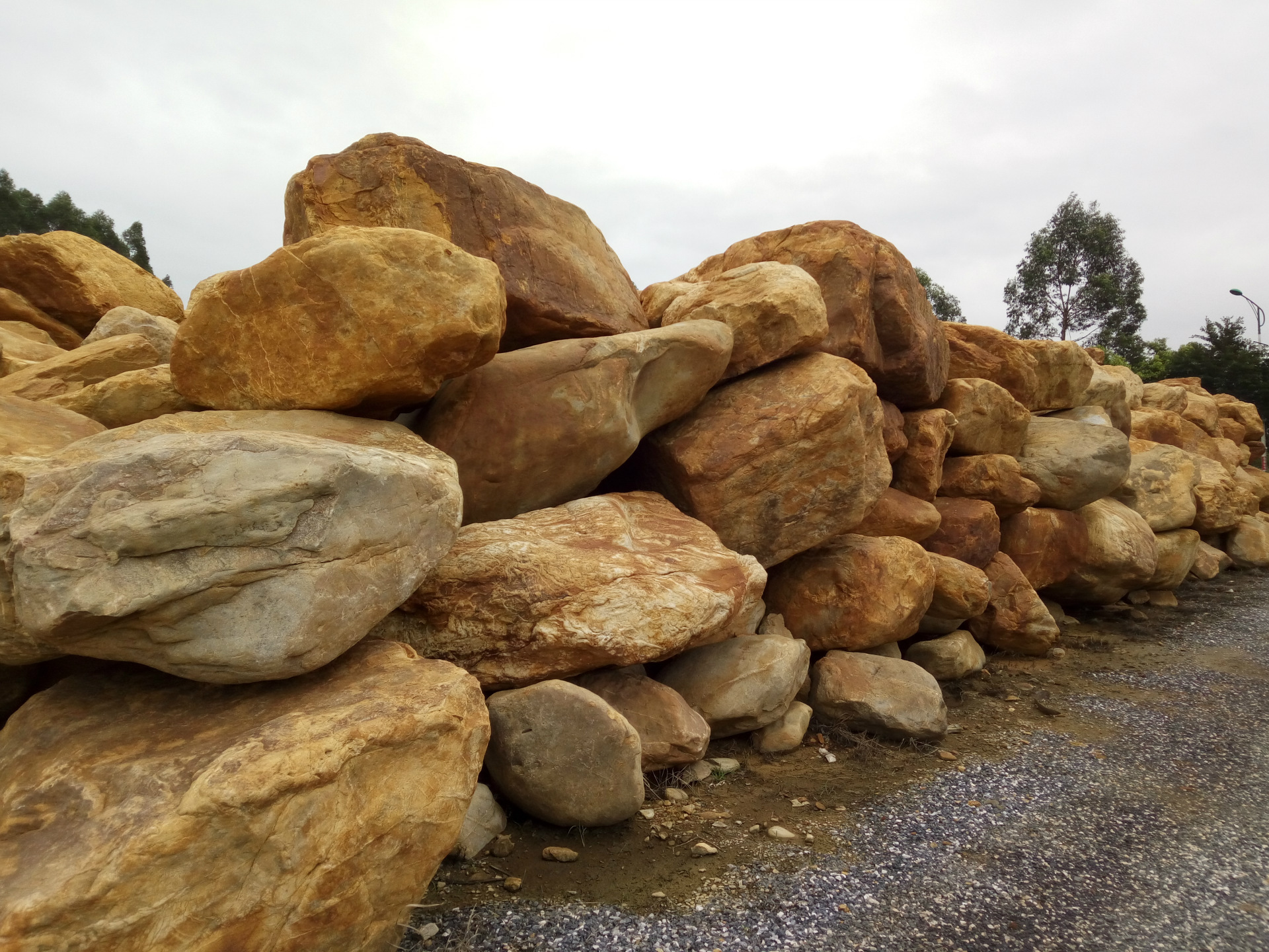 热销黄石 广东黄蜡石 黄蜡石假山 广东黄水石 天然黄色石头批发