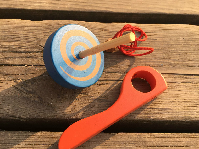 现货木制手柄拉线陀螺 怀旧传统儿童木制益智玩具五彩陀螺