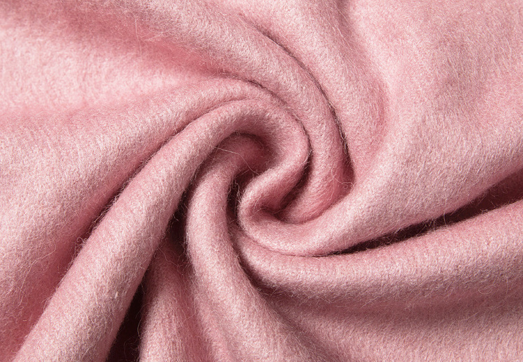 羊毛,是天然纤维,柔软而富有弹性,羊毛制品有手感丰满,保暖性好,穿