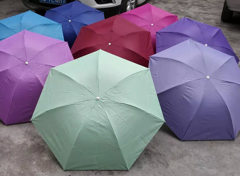 厂家批发赶集地摊货源黑胶加大雨伞三折库存雨伞3千元配货