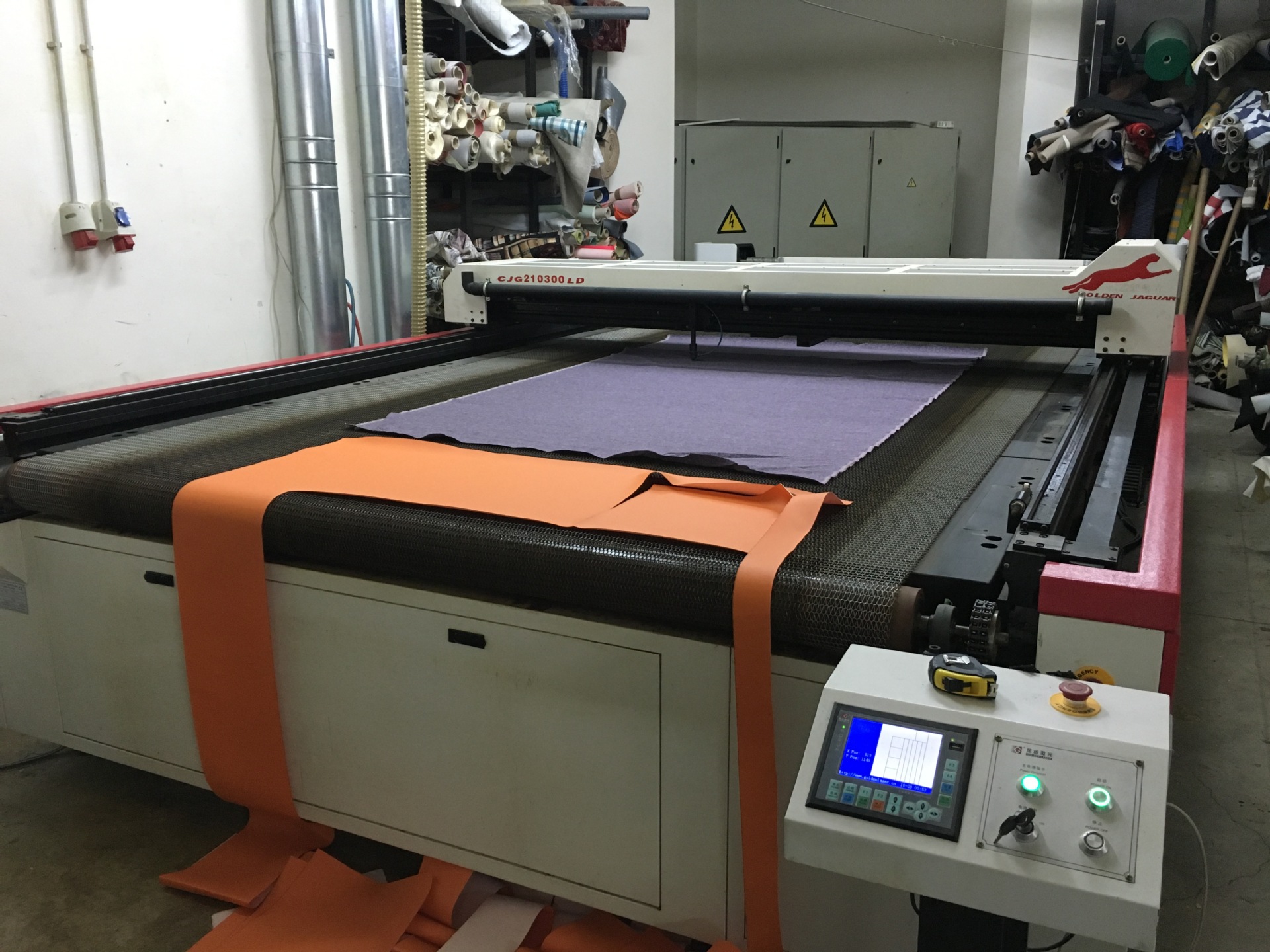 武汉激光裁布机 布艺沙发布料250300自动激光裁剪机切割机