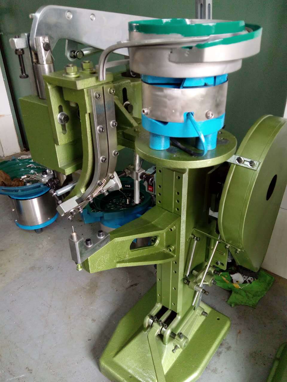 东莞兑益铆钉机 dy-2000k振动盘制罐小型铆钉机 铆钉机批发商