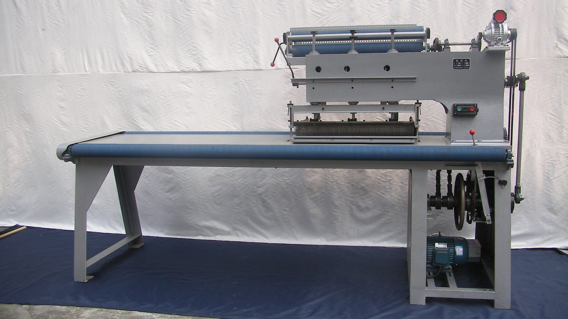 新型600-800型地毯簇绒机(人造草坪机)