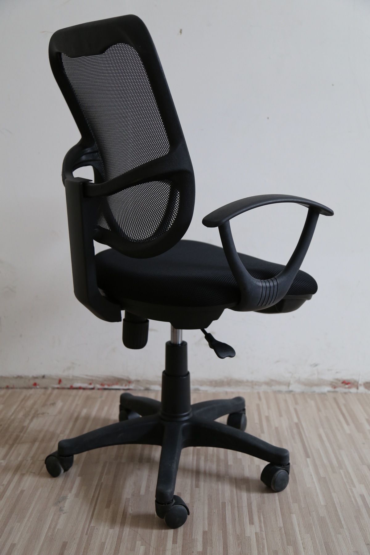 简约舒适网布职员椅 尼龙框架升降旋转办公椅 黑色防爆电脑椅定制