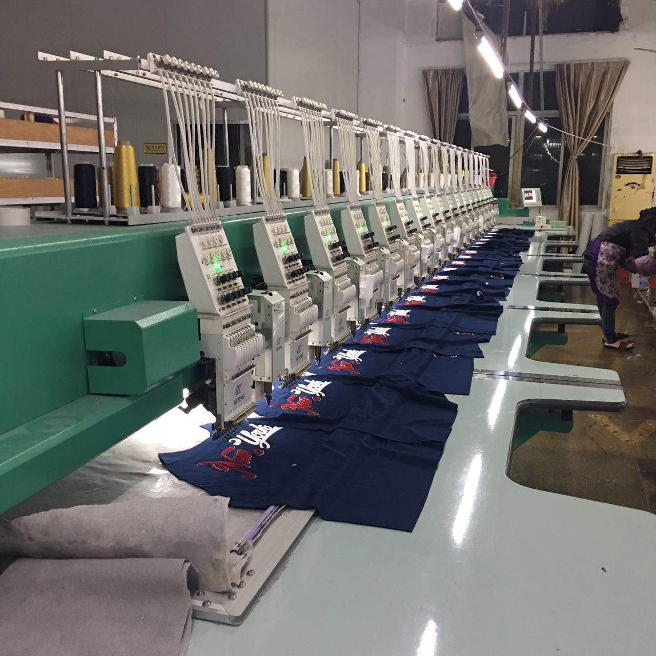 石狮市亿康电脑绣花厂 供应信息 女式皮衣 批发任意图案定制款式多样