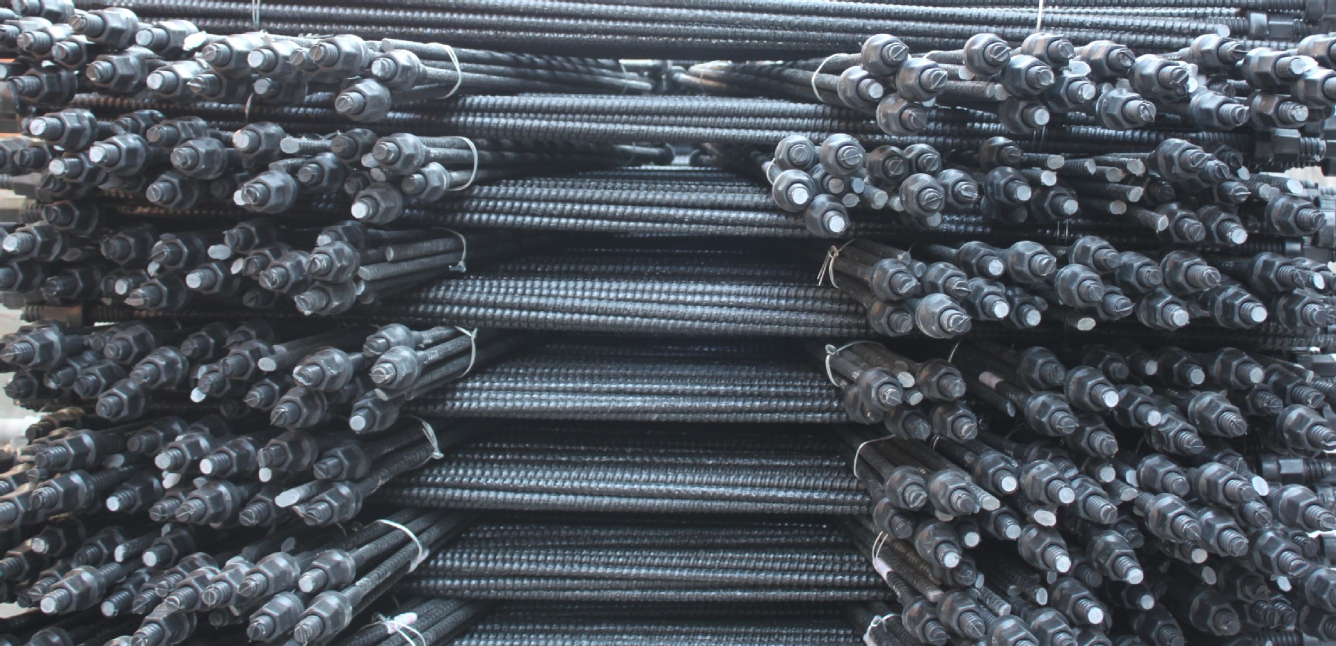 组合螺纹钢锚杆 组成结构  1,锚头:锚头上的倒刺可将锚杆定位于钻好的