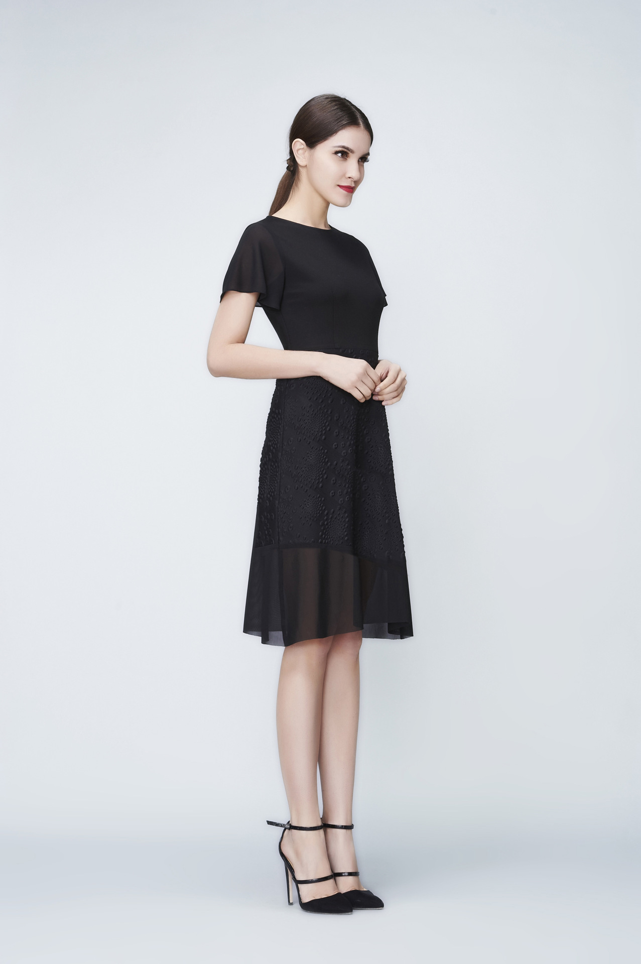如果你觉得长款小黑裙有些隆重 可以选择剪裁简约利落的款式 这会让