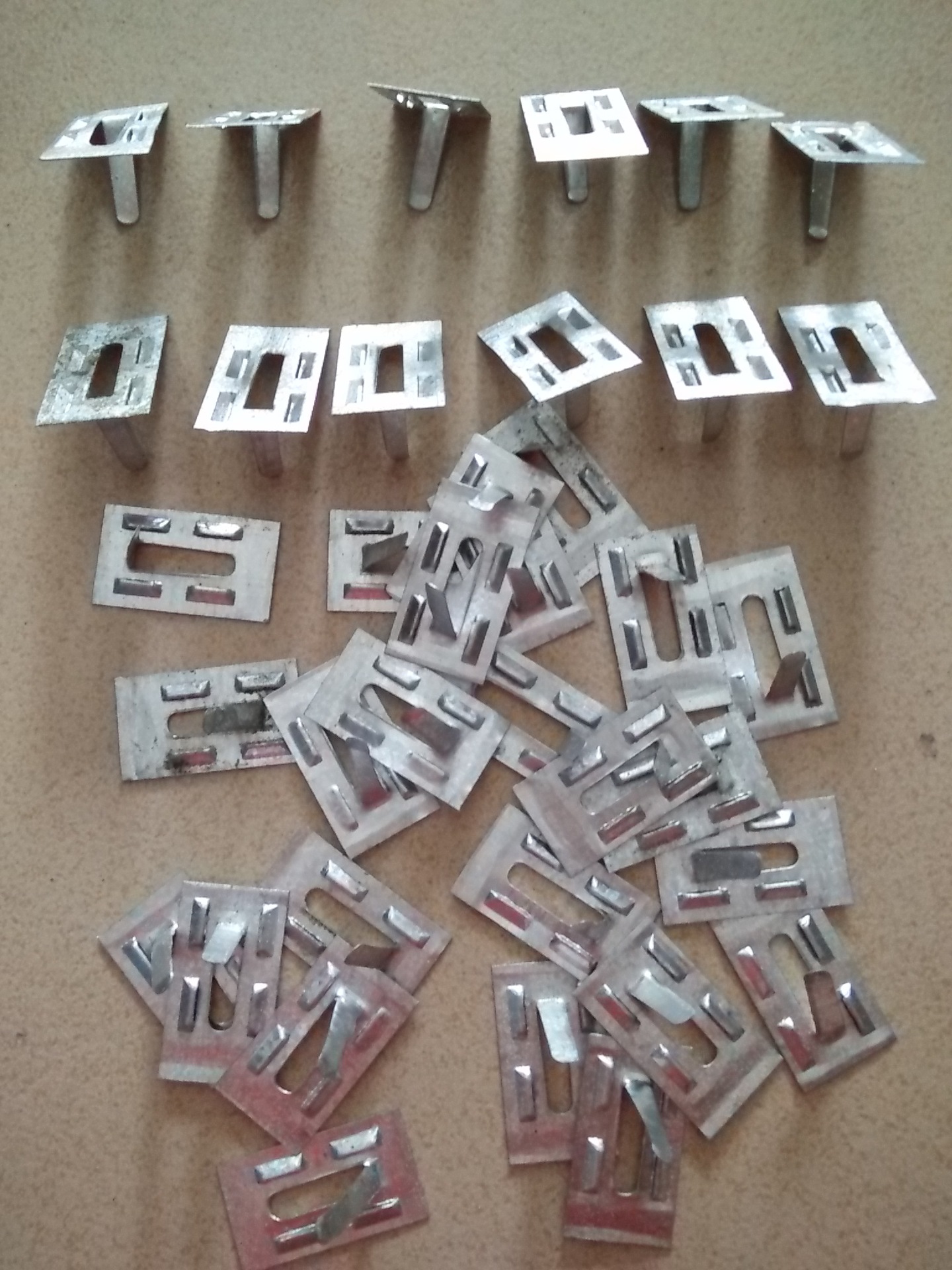 产品说明:保温挂片在施工网格布和铁丝网时,将挂片用保温钉专用胶水将