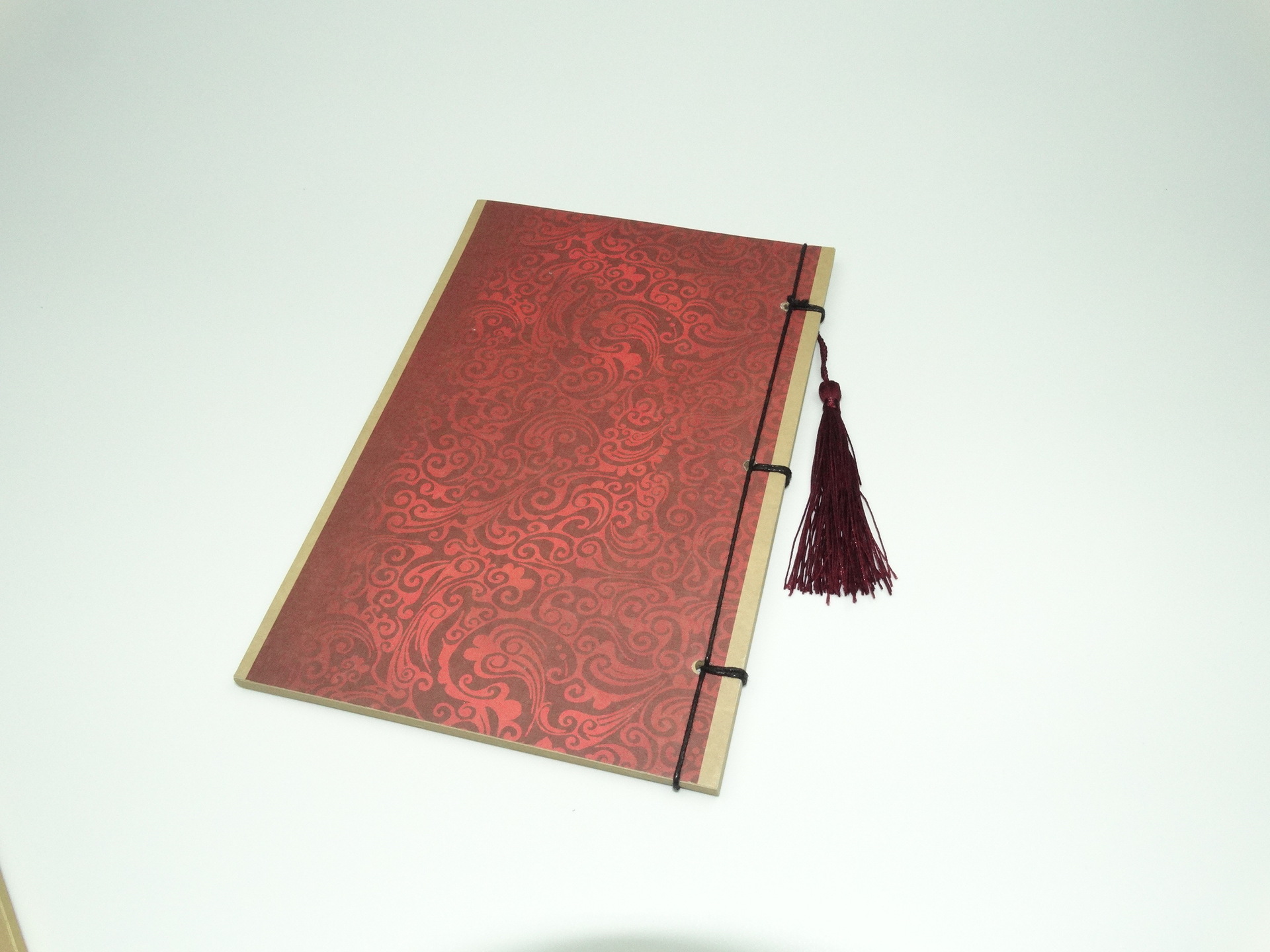 封面材质:250克布纹纸彩印 (如图带小流苏) 内页材质:80克进口木浆