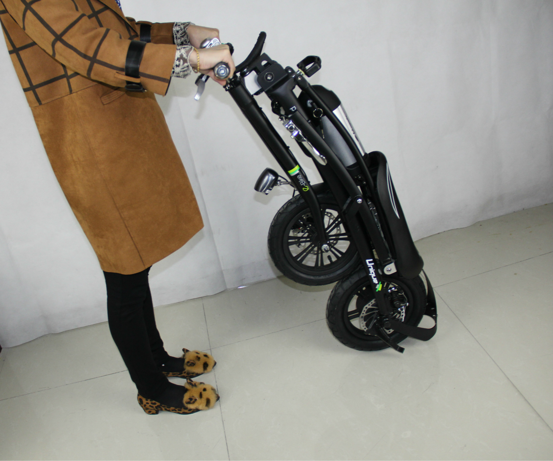 新款迷你便携折叠电动车自行车 轻巧小型锂电池电瓶车