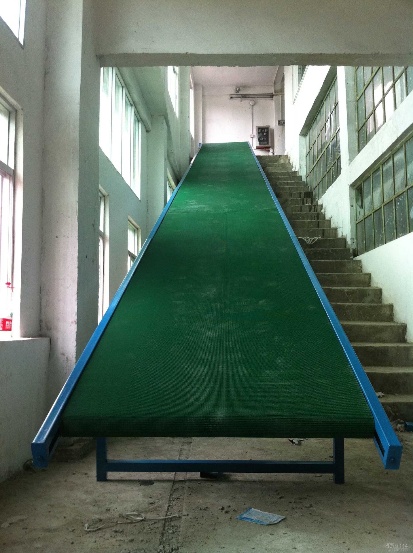 名称:灯架工作台双列皮带输送机 编号:norbans-04s 产品简介: 皮带的