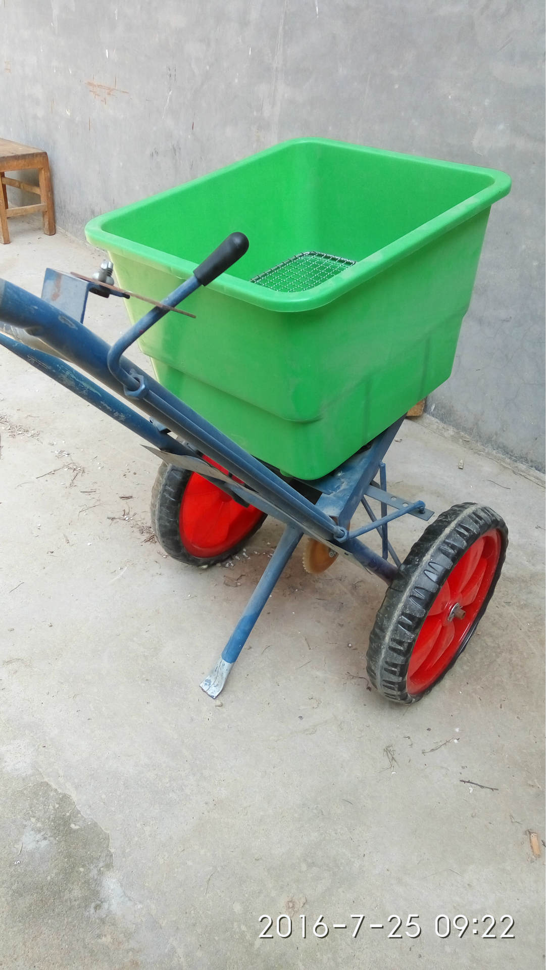 农用工具撒肥机庄稼撒肥器小麦追肥器人力丢施肥器手推式撒盐车