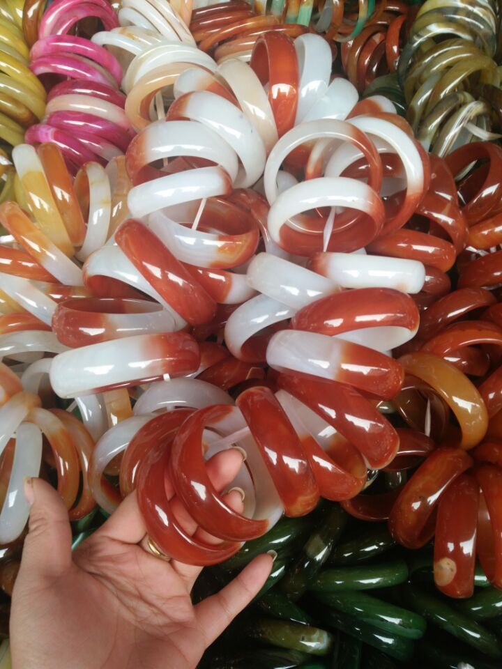 玛瑙手镯半红半白窄版玉髓手镯女款原色玛瑙玉镯批发