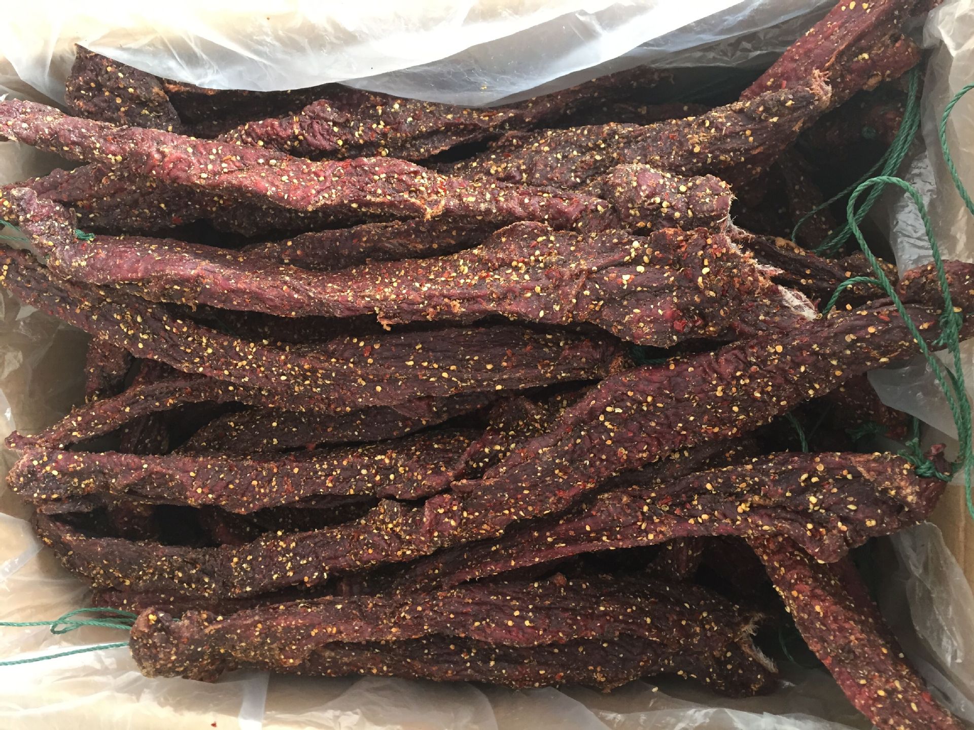 批发风干手撕牛肉干景区粗条肉麻辣味散装零食货源展会代理