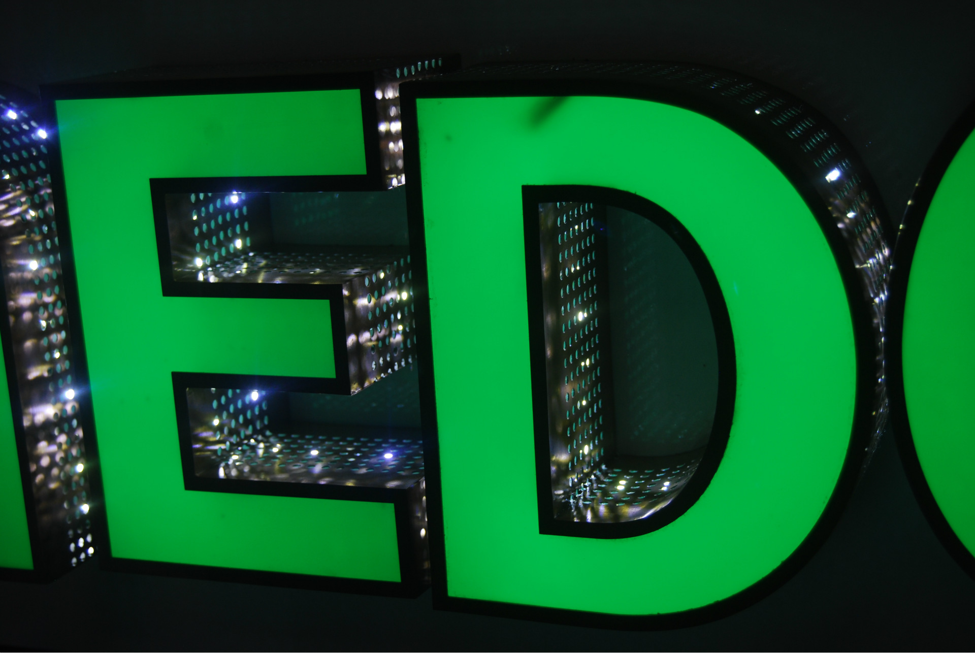 16年专业制作厂家 防水高亮led不锈钢包边侧面穿孔平面发光字