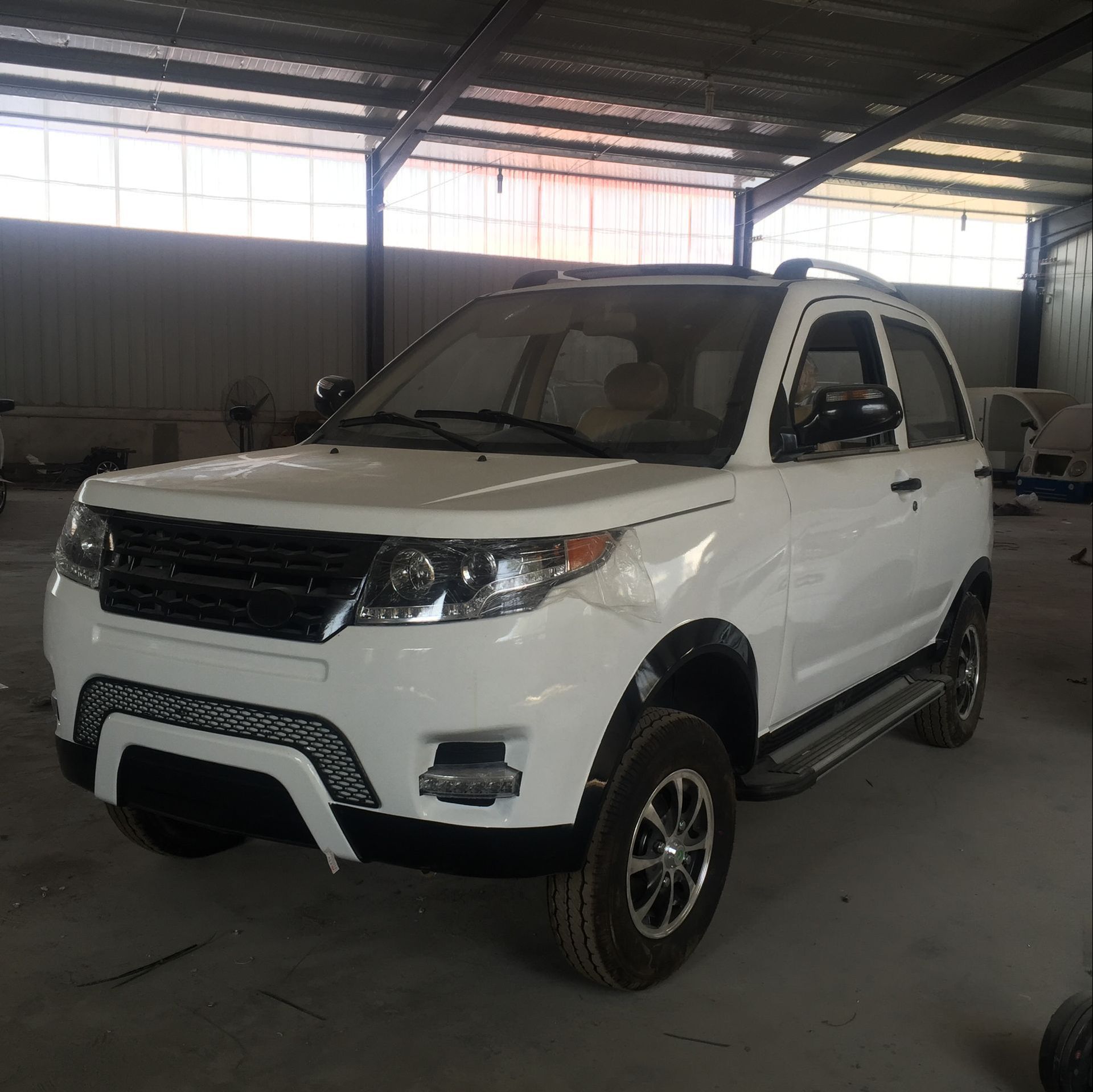 新款大路虎电动轿车 油电两用电动汽车 全封闭电动四轮代步车