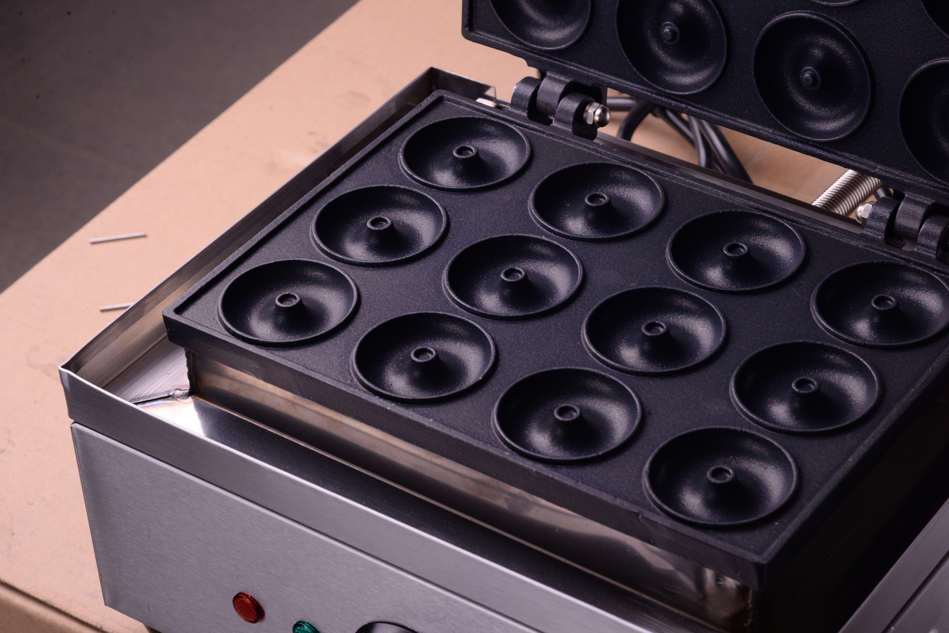 厂家直销批发双驰商用不锈钢12格电热甜甜圈机创业设备甜甜饼机