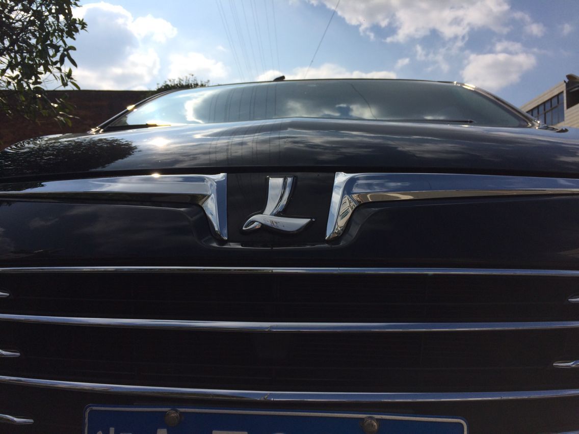 开大7mpv路过乡间小道一片花海