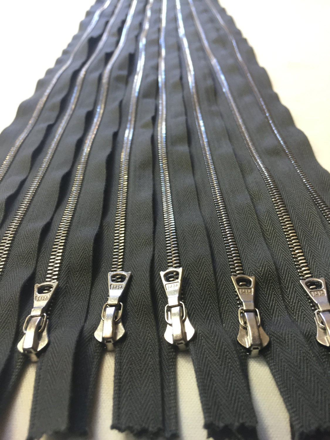 供应欧洲款riri品质拉链,女装拉链,箱包专用,瑞士进口