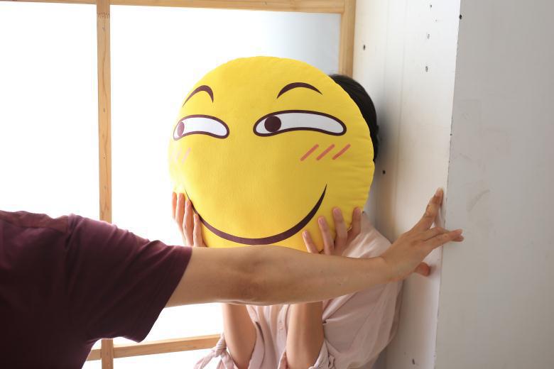 动漫热卖可爱创意qq双面滑稽表情抱枕家居