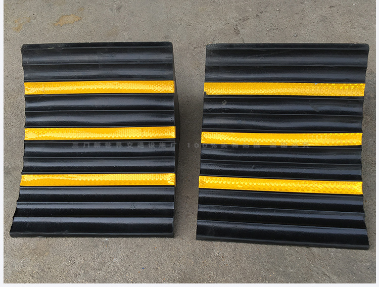 三角木止退器橡胶汽车止滑器实心防滑停车楔货车橡胶车轮止退器