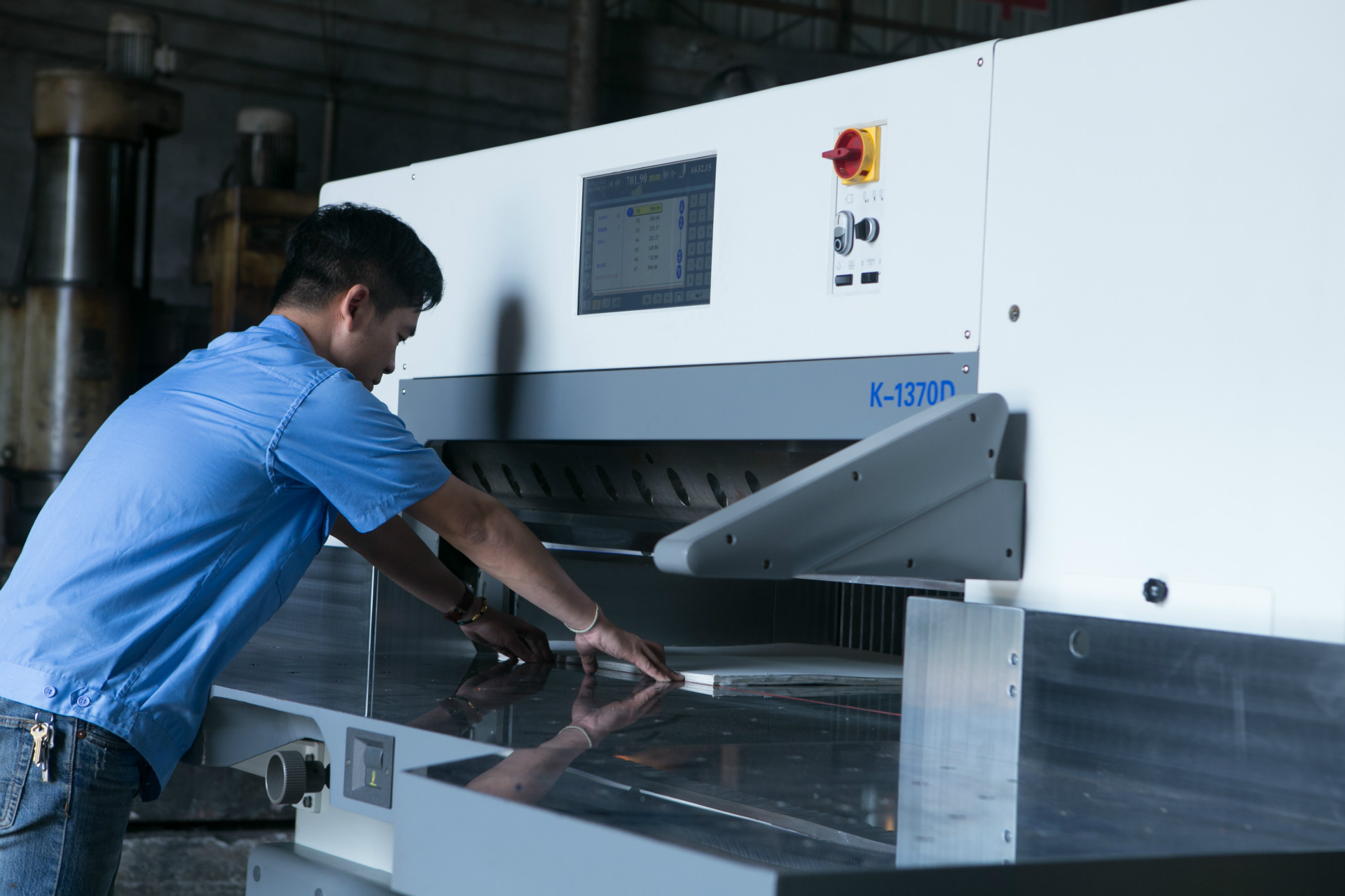 专业制造国力1370型液压程控切纸机印刷自动纸切纸机对开裁纸机