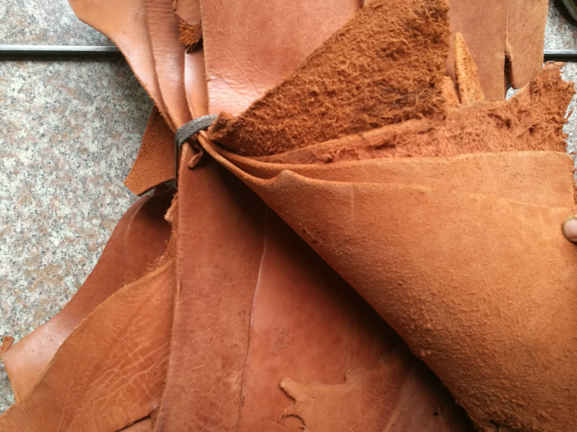 低价现货3.0-5.0mm厚意大利进口头层植揉肚边皮 本色中底皮