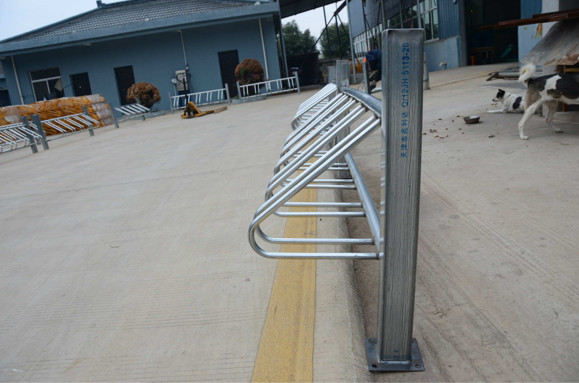 不锈钢螺旋卡位式立柱式自行车停车架 立式非机动车停车架定制